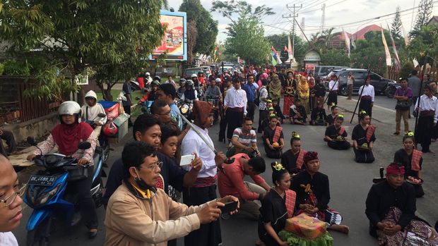 Warga berfoto-foto (Masaul/detikTravel)