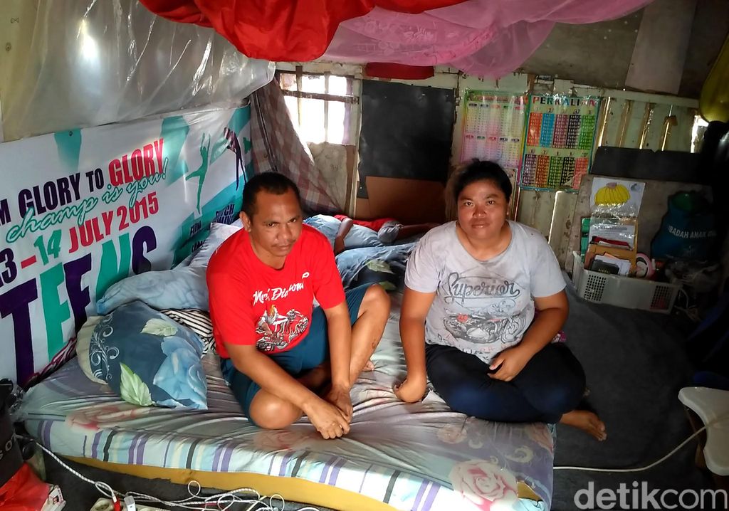Orang tua Songa di dalam rumah