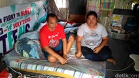 Songa tinggal di rumah reyot itu bersama kedua orang tuanya Simon (39) dan Diana (34) serta Jevert (9).