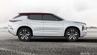 Mobil diperkuat dengan sistem plug-in hybrid EV (PHEV) menggunakan 3 motor listrik.