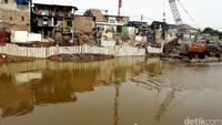 Saat ini alat berat yang akan melakukan normalisasi telah disiagakan di Sungai Ciliwung.