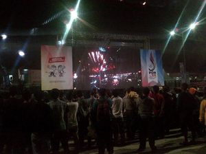 Antusiasnya Warga Jabar Nobar Pembukaan PON di Luar Stadion GBLA