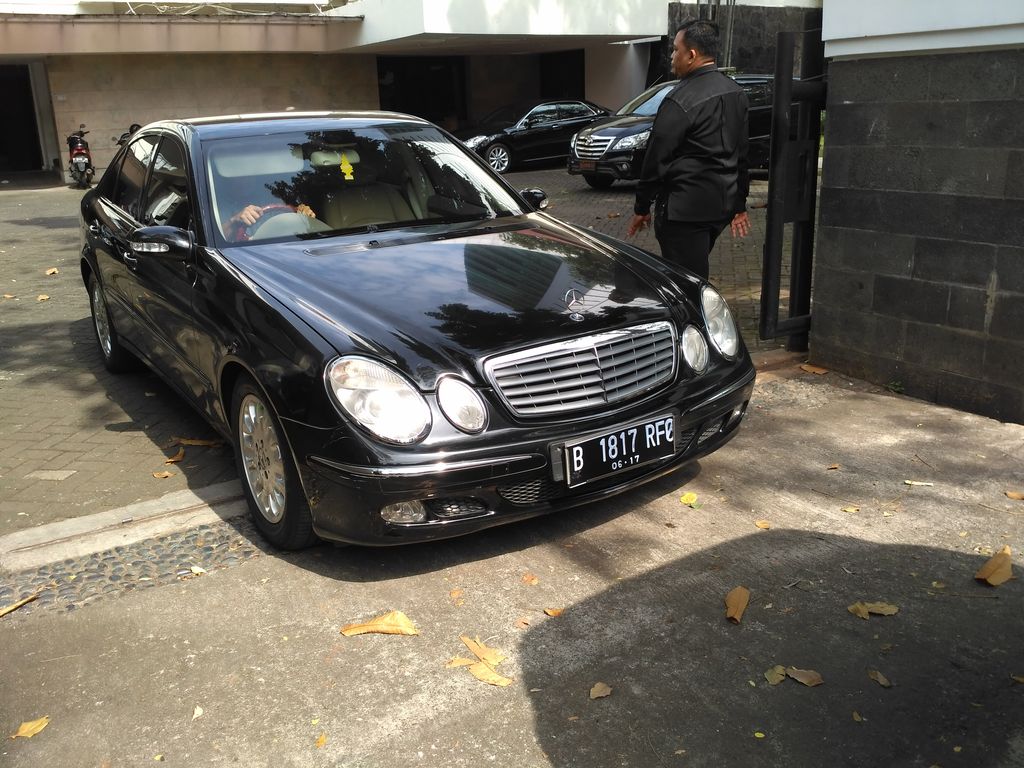 Mobil Mercy keluar dari rumah Irman (Dony/detikcom)