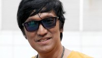 Tak lupa kacamata hitam dan kalung scorpion melengkapi penampilannya. Pool/Ismail/detikFoto.