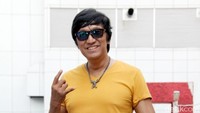 Meski tak lagi muda, Ikang tetap konsisten dengan penampilannya. Pool/Ismail/detikFoto.