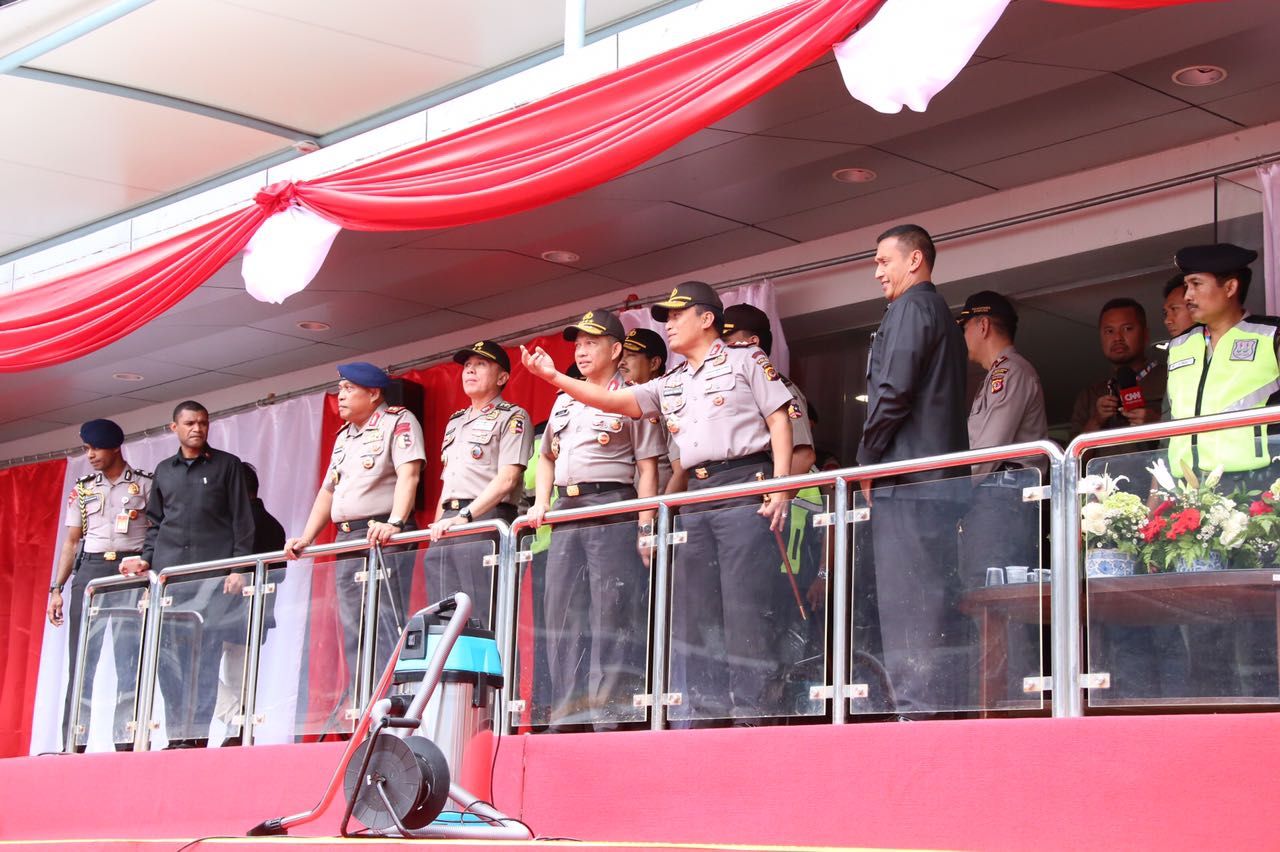 Foto: Kapolri Jenderal Tito Karnavian meninjau kesiapan pengamanan di Stadion GBLA Bandung (Idham/detikcom)