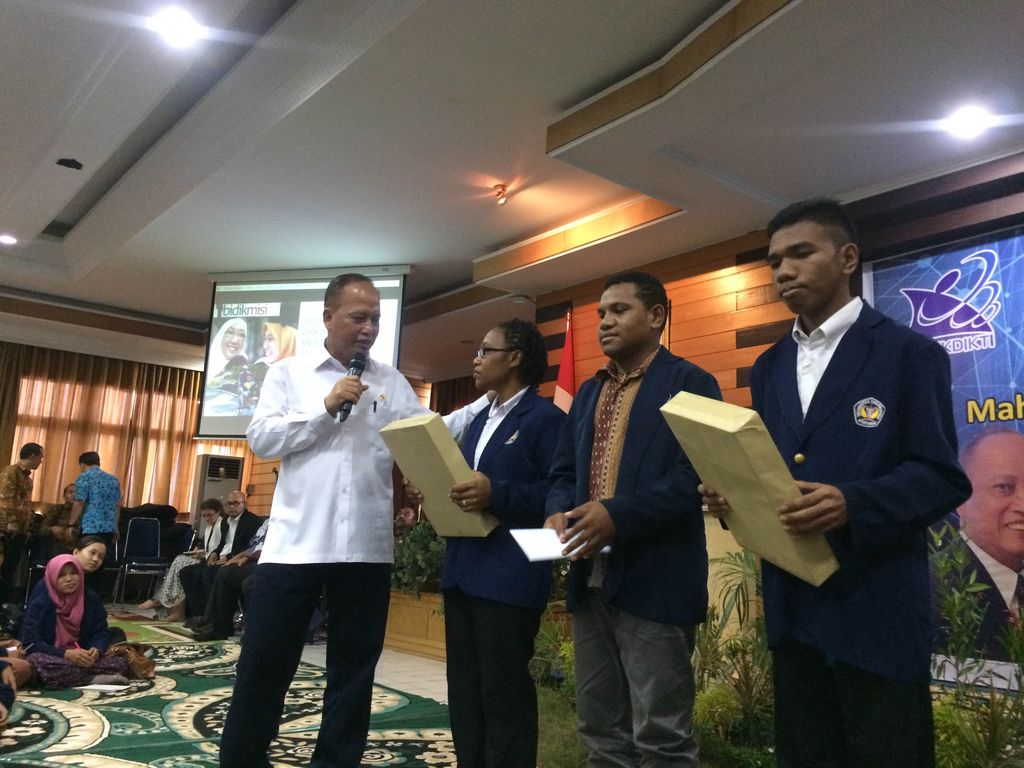 Nasir menjelaskan program beasiswa Bidikmisi serta ADik Papua dan 3T adalah bentuk kehadiran negara untuk membantu para siswa yang kurang beruntung