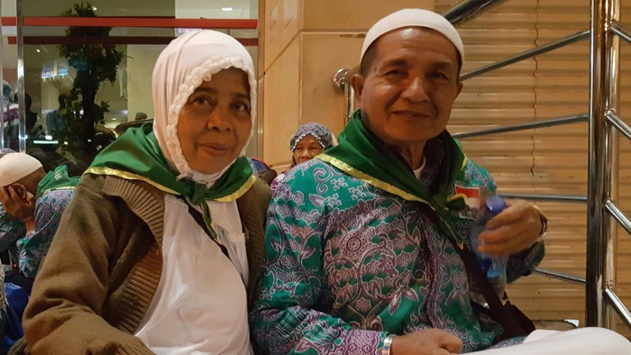 Bukan Barang, Pasangan Ini Membawa Oleh-oleh Kebahagiaan dari Tanah Suci