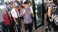 AM Fatwa tiba di gedung KPK sekitar pukul 14.30 WIB.