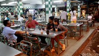 Di Bukit Bintang juga dapat ditemui restoran yang menjual makanan khas timur tengah dan juga Indonesia.