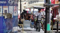 Maudy Ayunda, Rachel Amanda, Anggika Bolsteril menyusuri jalanan negara tersebut dengan mode transportasi lokal bernama tricycle.