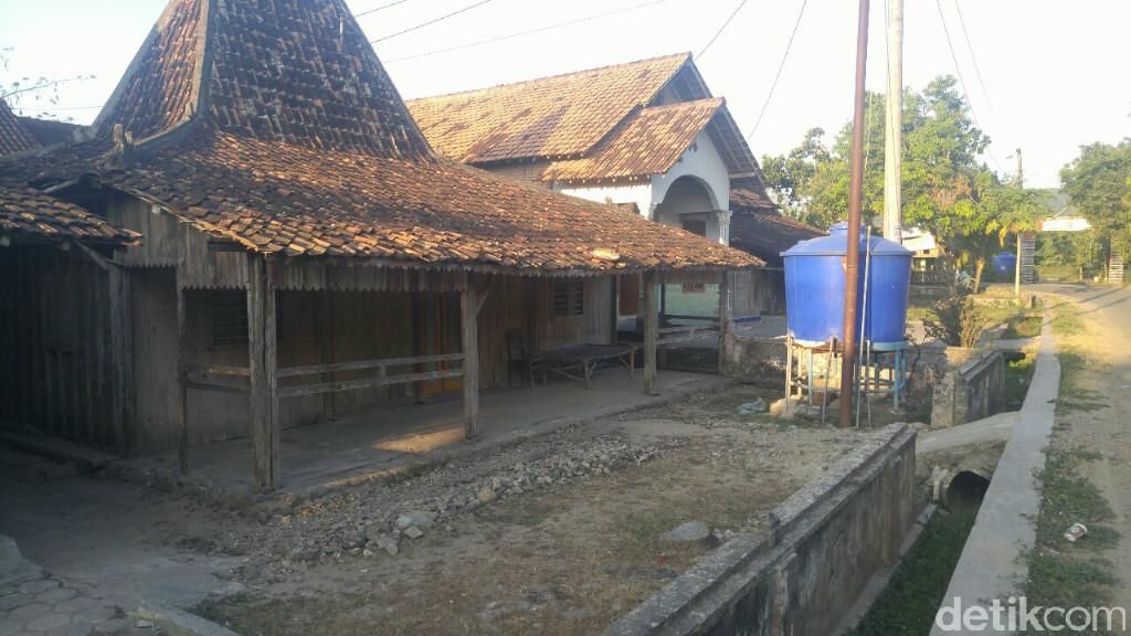 Rumah keluarga Kasrin sepi