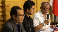 Ketua KPK Agus Rahardjo (kanan) mengatakan, Irman diamankan setelah sebelumnya kedatangan 3 tamu. Tamu tersebut membawa bingkisan berupa uang untuk diberikan kepada Irman pada Jumat malam.
