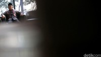 AM Fatwa duduk di ruang tunggu KPK.