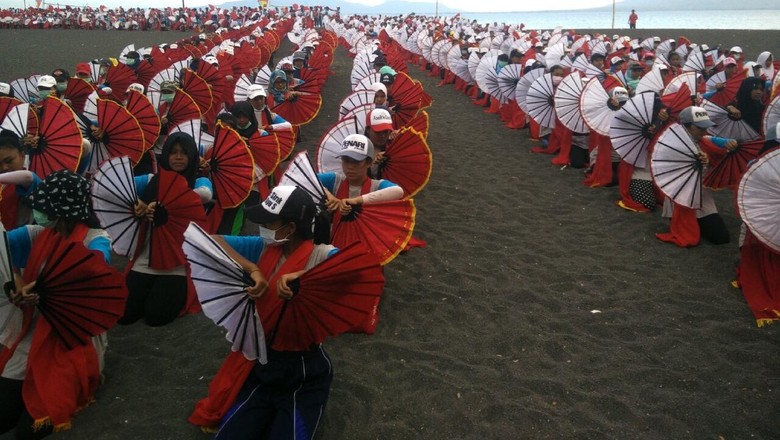 Festival Gandrung Sewu Terbukti Geliatkan Ekonomi Banyuwangi Festival Gandrung Sewu Terbukti Geliatkan Ekonomi Banyuwangi