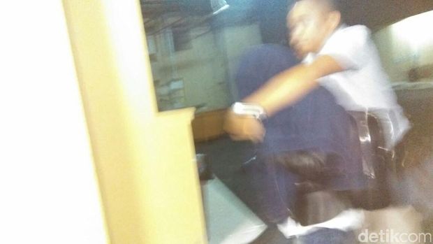  Wanita yang diduga terkait dengan Kombes Krishna Murti saat keluar dari Biro Paminal Divisi Propam Mabes Polri, Jumat (16/9/2016). Foto: Idham Kholid-detikcom