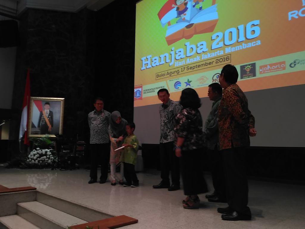 Ahok menemani Rivaldy membaca puisi