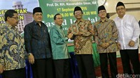 Penyerahan alquran dilakukan secara simbolis oleh Direktur APP Sinarmas Suhendra Wiriadinata kepada koordinator presidium KAHMI Mahfud MD di Masjid Istiqlal, Jakarta, Sabtu (17/9/2016).
