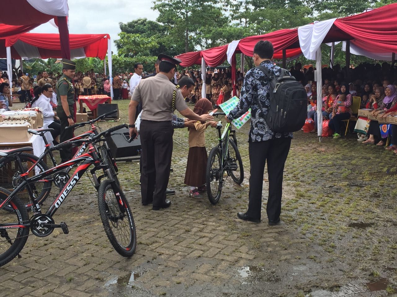 Hafal Pancasila Anak  SD di  Bandung  Ini Diberi Sepeda  oleh 