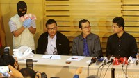 Petugas KPK menunjukkan barang bukti uang hasil operasi tangkap tangan (OTT) terhadap Ketua DPD Irman Gusman.