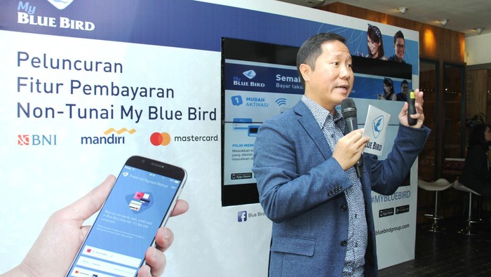 Blue Bird meluncurkan sistem pembayaran non tunai di aplikasi My Blue Bird di Surabaya.