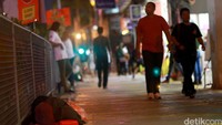 Namun di sana masih banyak pengemis yang berkeliaran dan tidur di trotoar.