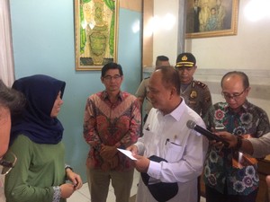 Menristek Serahkan Bantuan ke Fihtri, Mahasiswi Kedokteran Peraih Bidikmisi