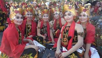 Para penari yang cantik ini tersenyum dengan dandanan layaknya seorang putri yang sedang menari bersama-sama di pagelaran tersebut. Foto: Aditya Mardiastuti/detikcom