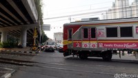 Kemenhub akan melakukan ujicoba penutupan perlintasan sebidang kereta api di Jakarta mulai Oktober mendatang. 