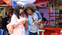 Tara..! Ternyata ia memberikan sebuah sosis.