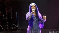 Pengagasnya adalah Titi DJ yang juga tampil dengan rambut berwarna biru. Pool/Gus Mun/detikFoto.