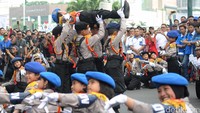 Salah satu aksi kerjasama antar sesama polisi cilik.