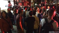 Warga tidak bisa melintasi area ledakan yang sudah dijaga polisi New York (NYPD)