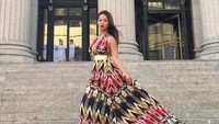 Indah Kalalo terlihat glamour dengan gaun bermotif dari labelnya sendiri yakni Je Suis Flirt.(Dok. Instagram/indahkalalo)