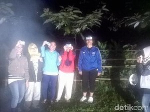 Asyiknya Pesta Api Unggun Sambil Bagi-Bagi Duit di Hulu Citarum