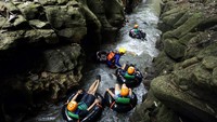 Wisata alam ini menawarkan pengalaman menyusuri sungai batuan kapur dengan menggunakan pelampung ban dalam sepanjang  1,4 kilometer. Cukup membayar tiket Rp40.000/orang untuk bisa menikmati atraksi seru ini.