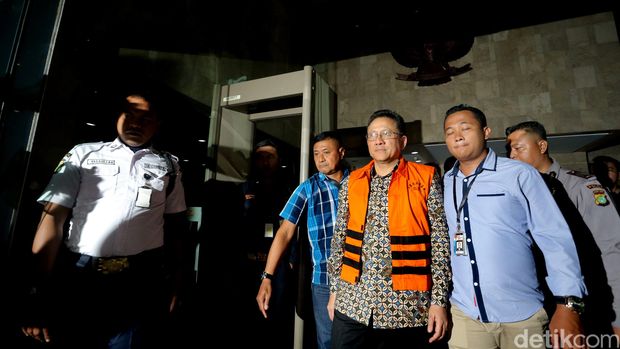 Irman Gusman Pakai Rompi Tahanan KPK (Foto: Grandyos/detikcom)