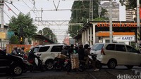 Kendaraan melewati perlintasan sebidang di Jl Mas Mansyur, Tanah Abang, Jakarta, Minggu (18/9/2016).