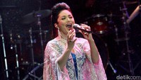 Krisdayanti tampil atraktif dan seringkali menyapa para penonton. Pool/Gus Mun/detikFoto.