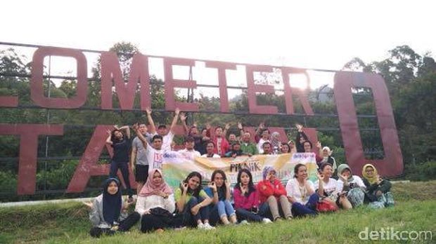 Foto bareng di plang Citarum KM 0 (Andini/detikTravel)