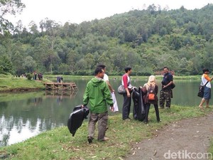 Aksi Petualang detikTravel Bersih Sampah di Hulu Citarum