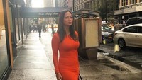Selain itu ia tampak seksi kala mengenakan dress ketat berwarna oranye.(Dok. Instagram/indahkalalo)