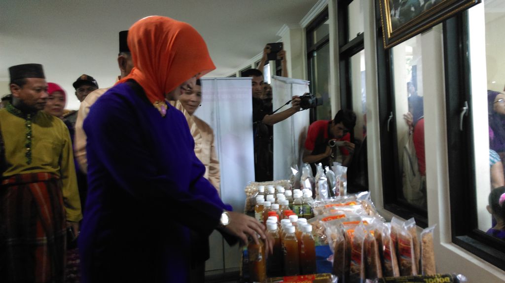 Ketua Dekranasda Pangkalpinang Dessy Ayu Trisna meluncurkan Galeri Dekranasda di Tamansari, Pangkalpinang (Nur Khafifah/detikcom)