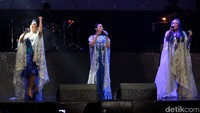 Selain bermusik sebagai penyanyi solo, Krisdayanti juga berkolaborasi dengan Titi DJ dan Ruth Sahanaya dalam 3 Diva dan berduet dengan musisi Anang Hermansyah yang saat itu menjadi suaminya. Foto: Gus Mun/detikHOT