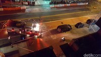 Petugas Pemadam Kebakaran membuat blokade di lokasi ledakan di Distrik Chlesea, Manhattan.  (Neha Jain via Twitter/Handout via REUTERS)
