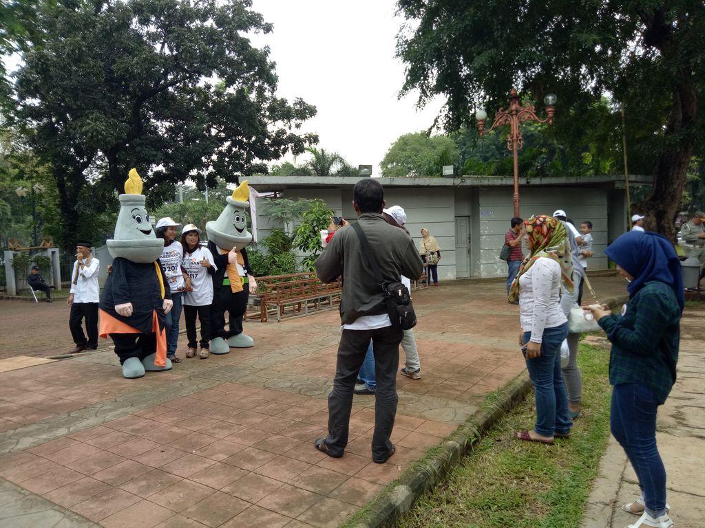 Warga berfoto dengan maskot Pilkada (Foto: Ahmad Ziaul/detikcom)