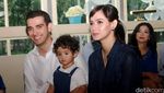 Family Time! Fachri Albar dan Renata Kusmanto Kompak Jaga Anak