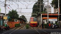 Kendaraan melewati perlintasan sebidang di Jl Mas Mansyur, Tanah Abang, Jakarta, Minggu (18/9/2016).