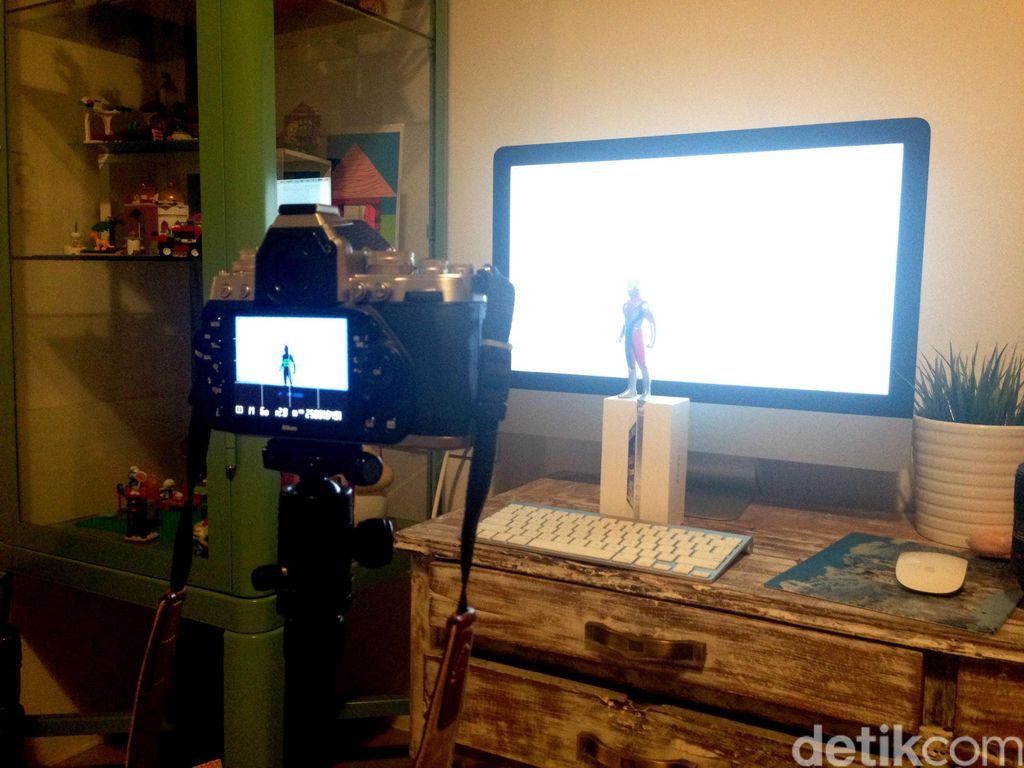 Memotret siluet action figure dengan background layar monitor PC. (Foto: Ari Saputra)