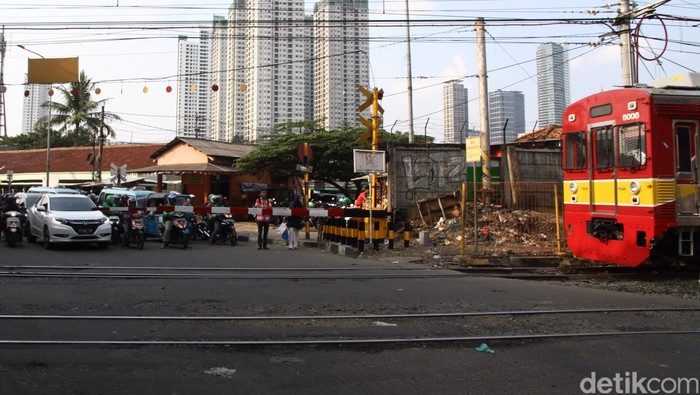 Kendaraan melewati perlintasan sebidang di Jl Mas Mansyur, Tanah Abang, Jakarta, Minggu (18/9/2016). Kemenhub akan melakukan ujicoba penutupan perlintasan sebidang kereta api di Jakarta mulai Oktober mendatang.
